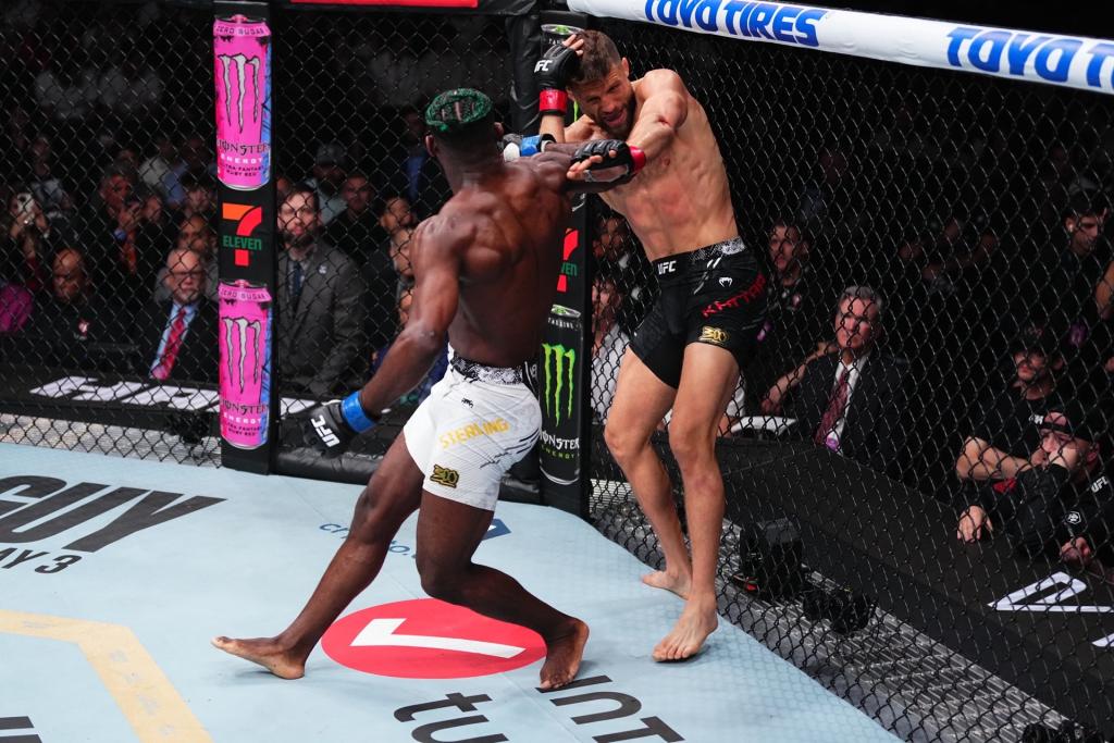 Premier combat chez les poids plumes réussi pour Sterling avec une victoire nette face à Kattar | UFC 300