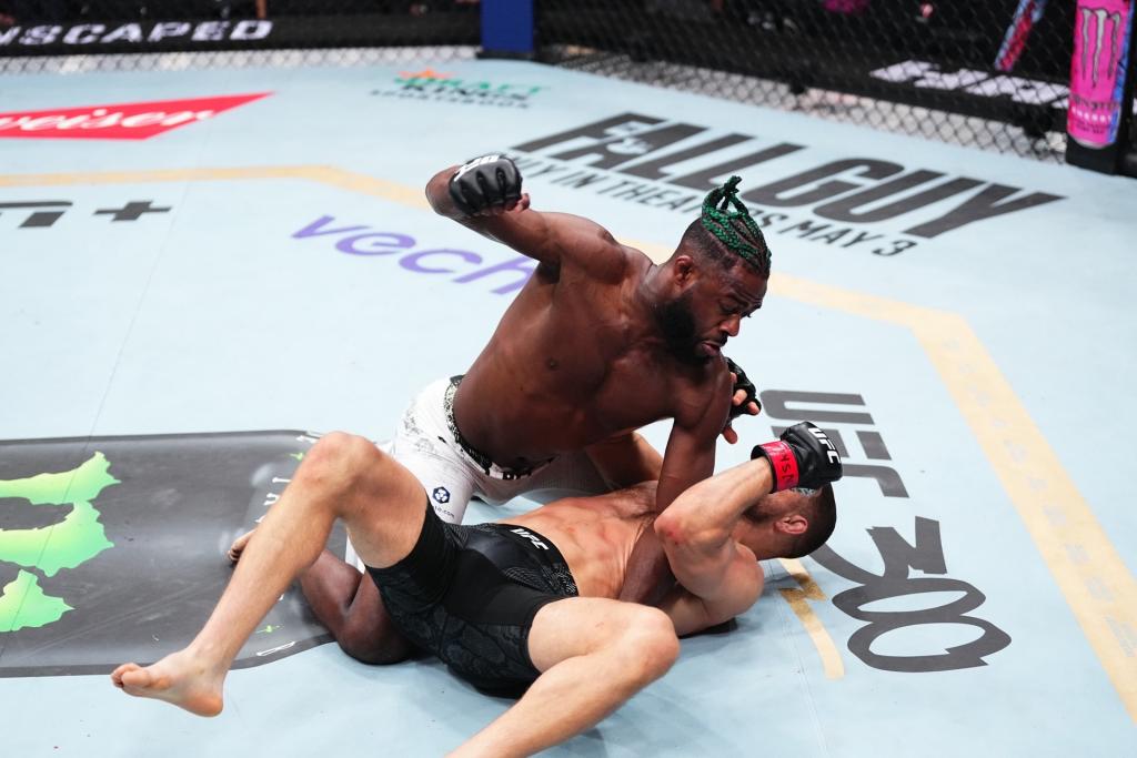 Premier combat chez les poids plumes réussi pour Sterling avec une victoire nette face à Kattar | UFC 300