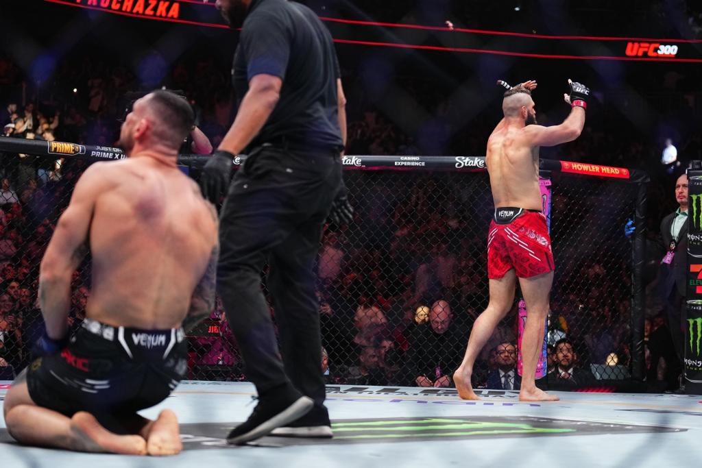 Le guerrier Jiří Procházka dompte Aleksandar Rakić par TKO au 2ème round | UFC 300