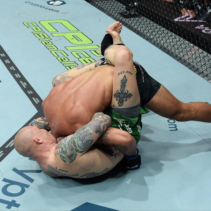 Anthony Smith renoue avec la victoire en soumettant Vitor Petrino dès le premier round | UFC 301