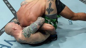 Anthony Smith renoue avec la victoire en soumettant Vitor Petrino dès le premier round | UFC 301