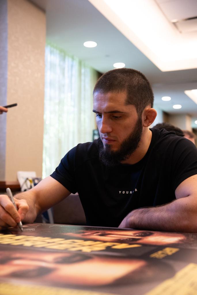 Signature des posters de l’UFC 302 | Newark