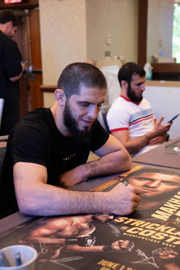 Signature des posters de l’UFC 302 | Newark