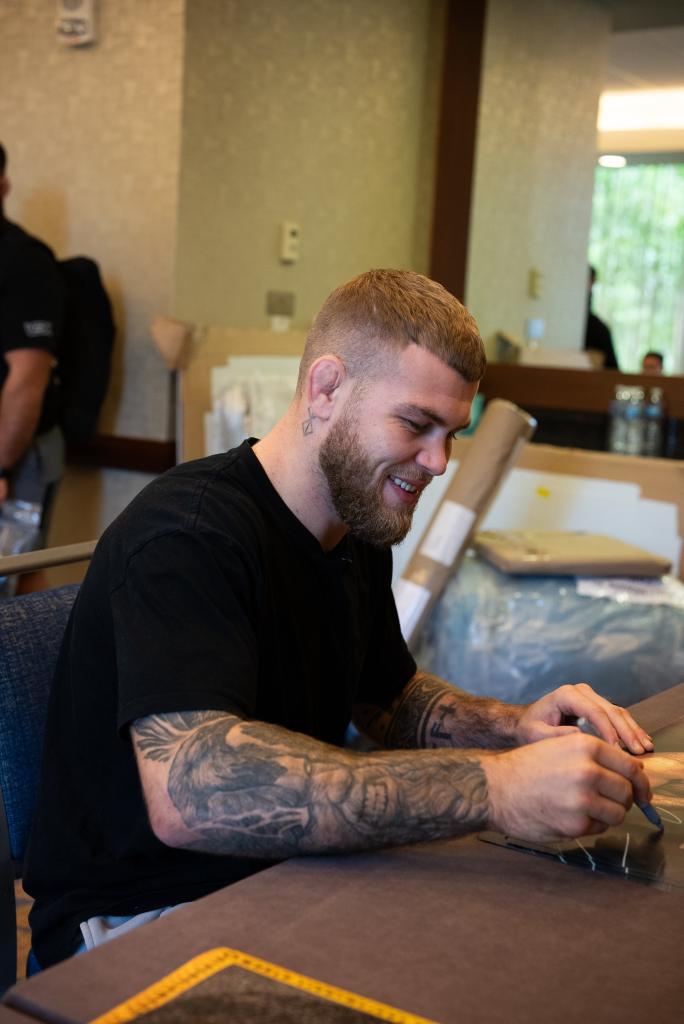 Signature des posters de l’UFC 302 | Newark