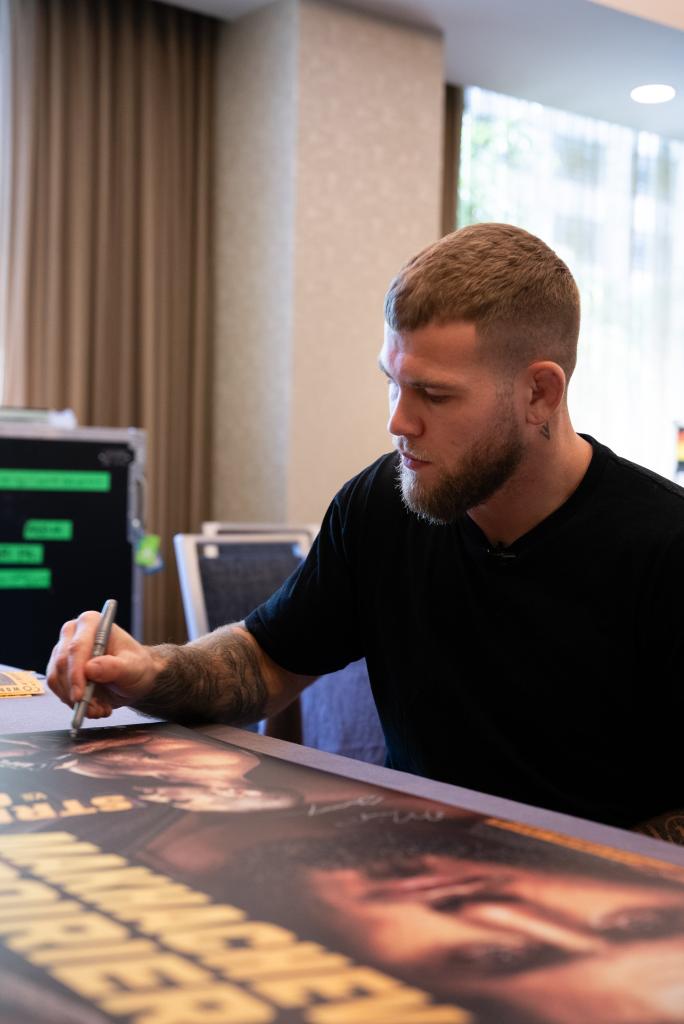 Signature des posters de l’UFC 302 | Newark