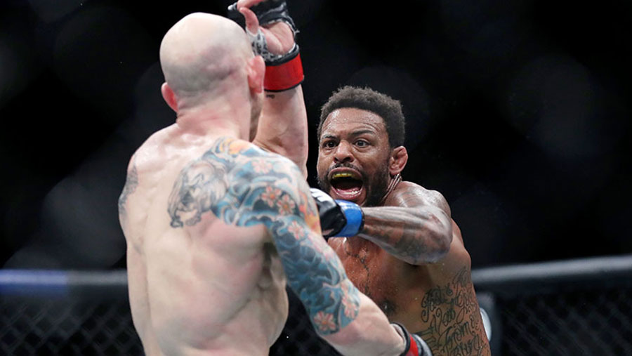 Josh Emmett contre Michael Johnson