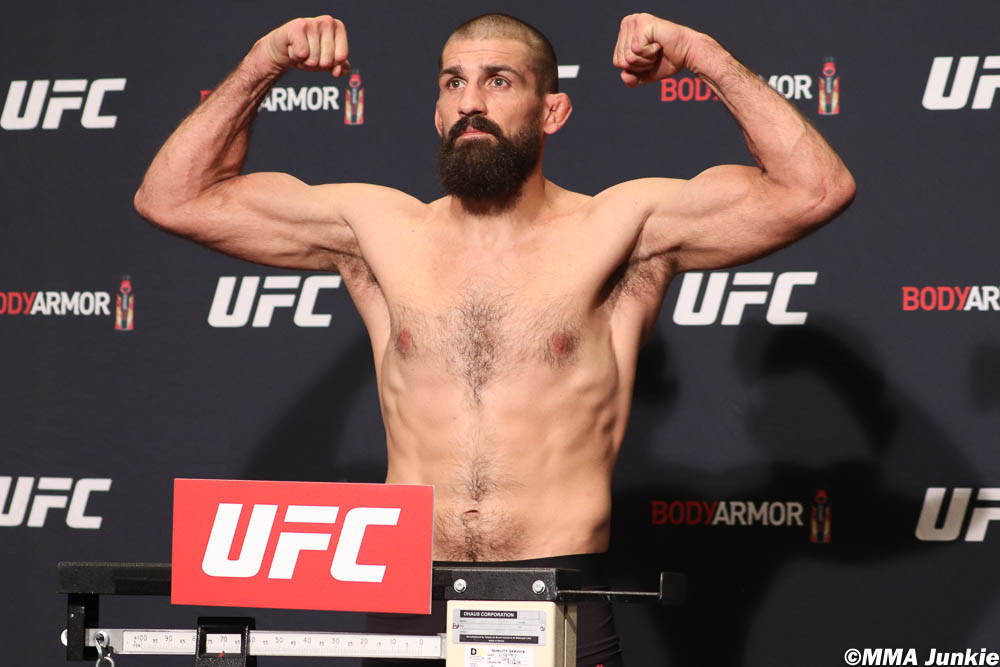 Court McGee contre Sean Brady