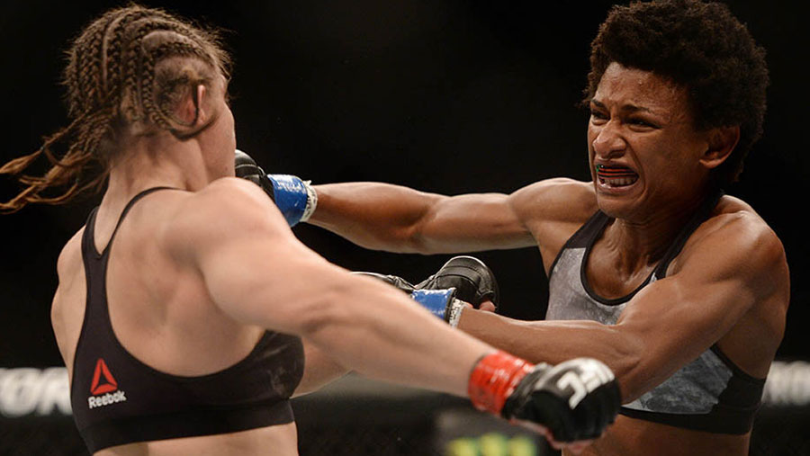 Angela Hill contre Ariane Carnelossi