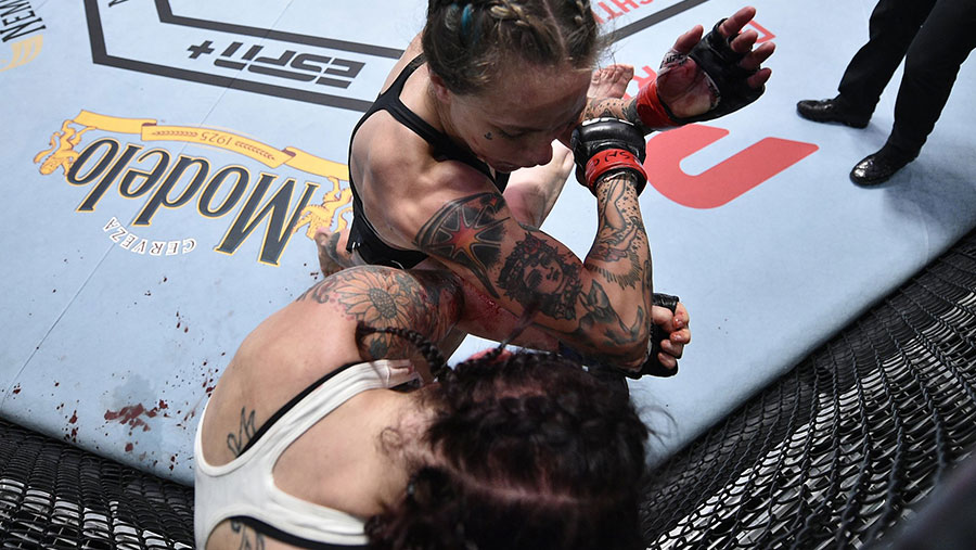 Sarah Alpar contre Jessica-Rose Clark