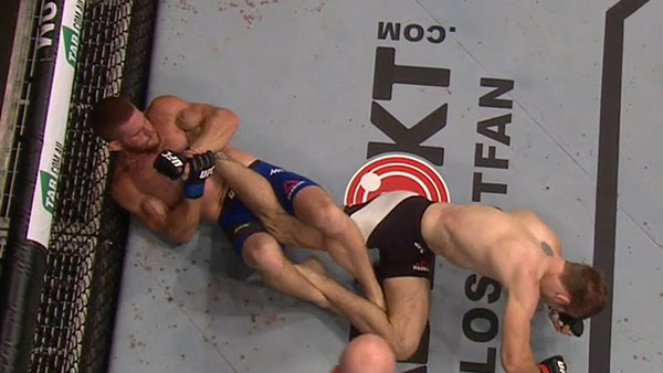 Jake Matthews contre Andrew Holbrook