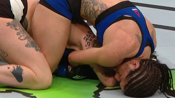 Tecia Torres contre Bec Rawlings