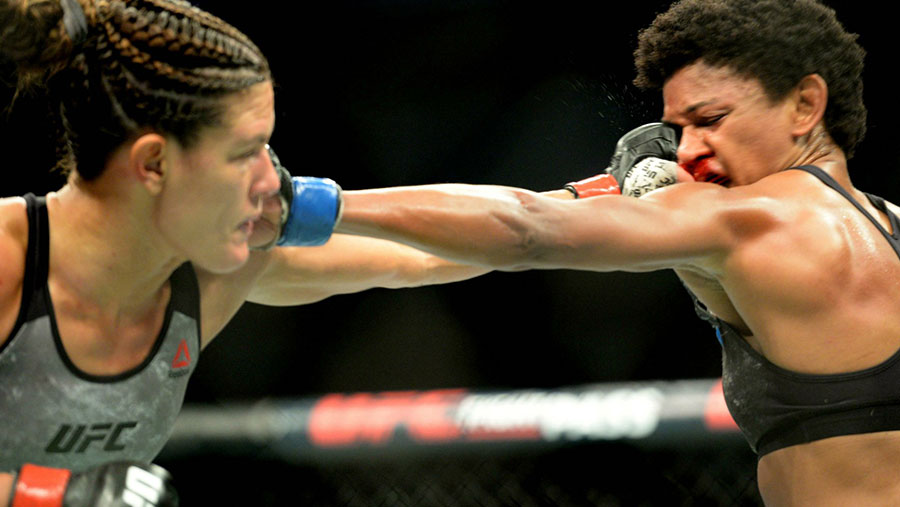 Cortney Casey contre Angela Hill