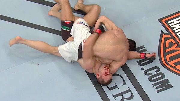 Alex White contre Artem Lobov