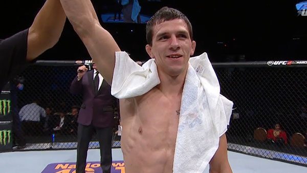 Alex White contre Artem Lobov