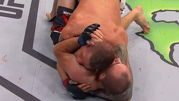 Erik Koch contre Shane Campbell