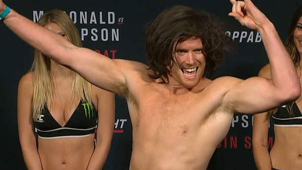 Elias Theodorou contre Sam Alvey