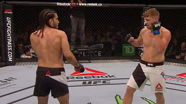 Elias Theodorou contre Sam Alvey