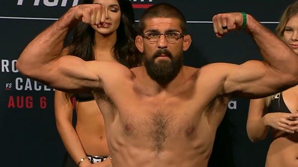 Court McGee contre Dominique Steele