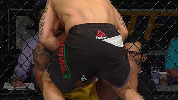 Hector Sandoval contre Freddy Serrano