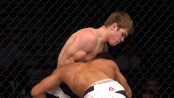 Jake Matthews contre Kevin Lee