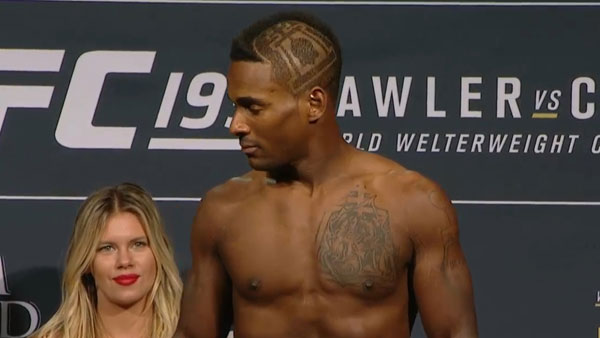 Lorenz Larkin contre Albert Tumenov