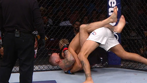 Phil Brooks contre Mickey Gall