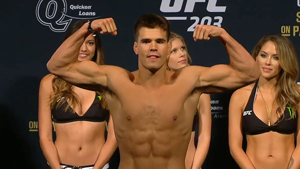 Phil Brooks contre Mickey Gall