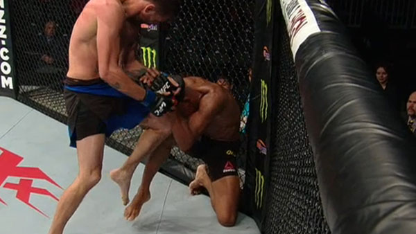 Alex Oliveira contre Tim Means