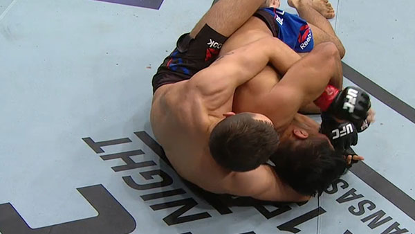 Myles Jury contre Mike de la Torre