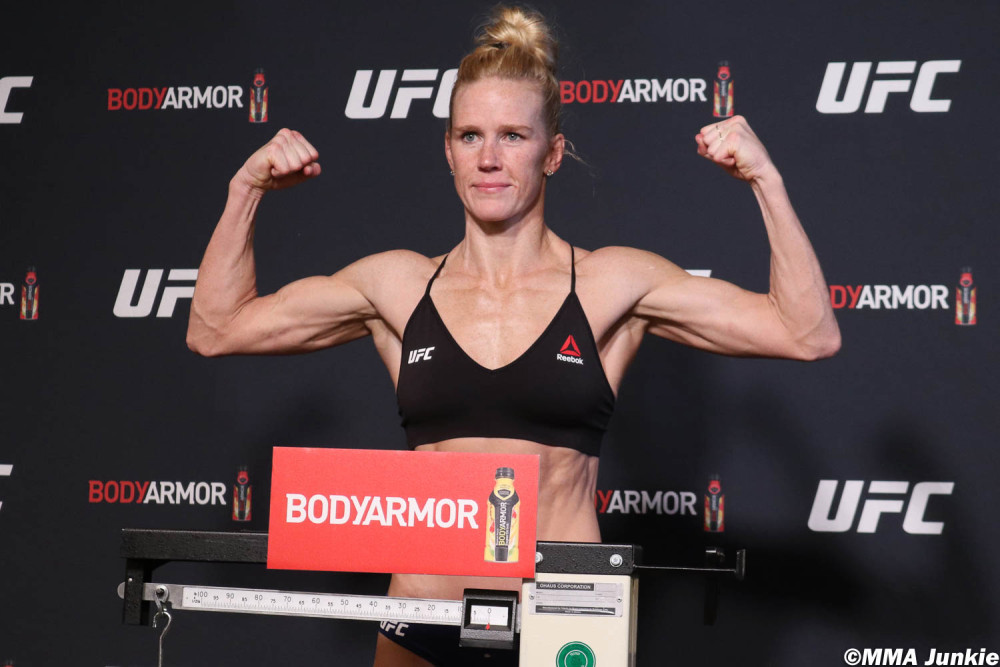 Holly Holm contre Raquel Pennington