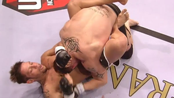 Renato Sobral contre Travis Wiuff 